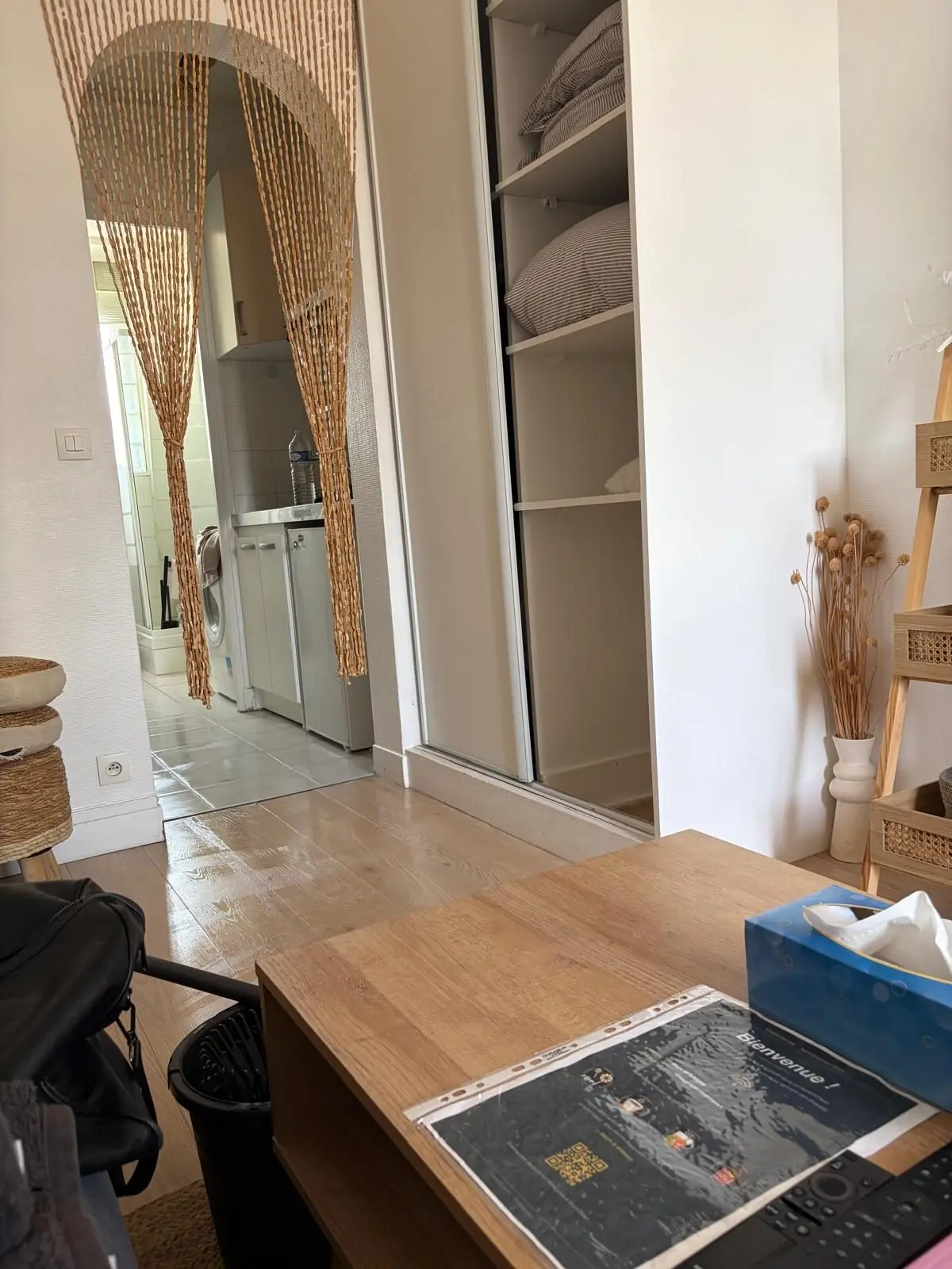 Entrée lumineuse d'un appartement Airbnb après le ménage