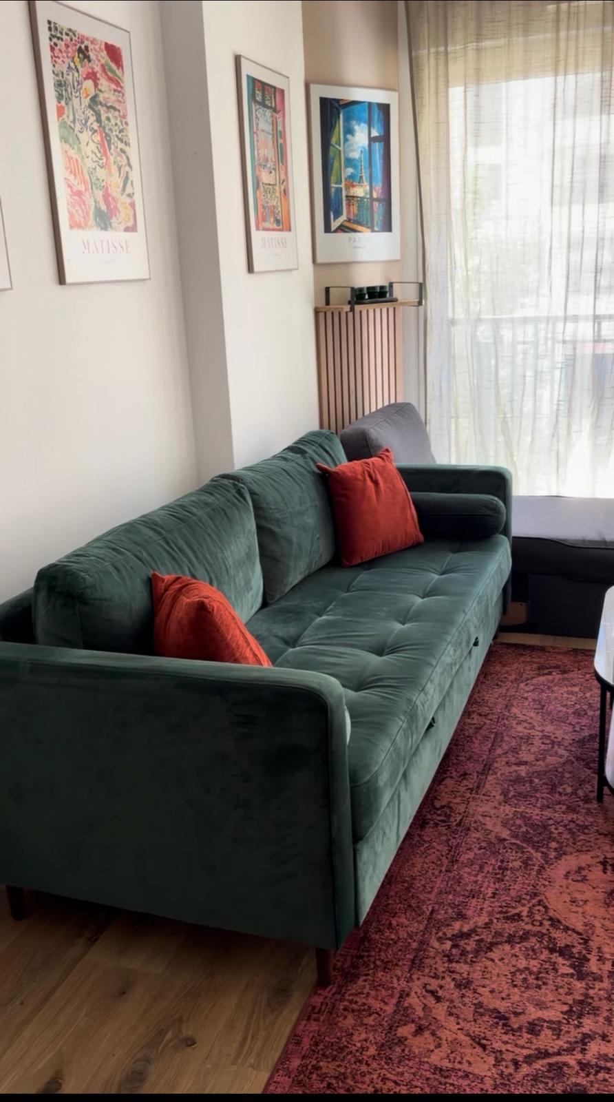 Canapé en velours nettoyé dans un logement d'accueil
