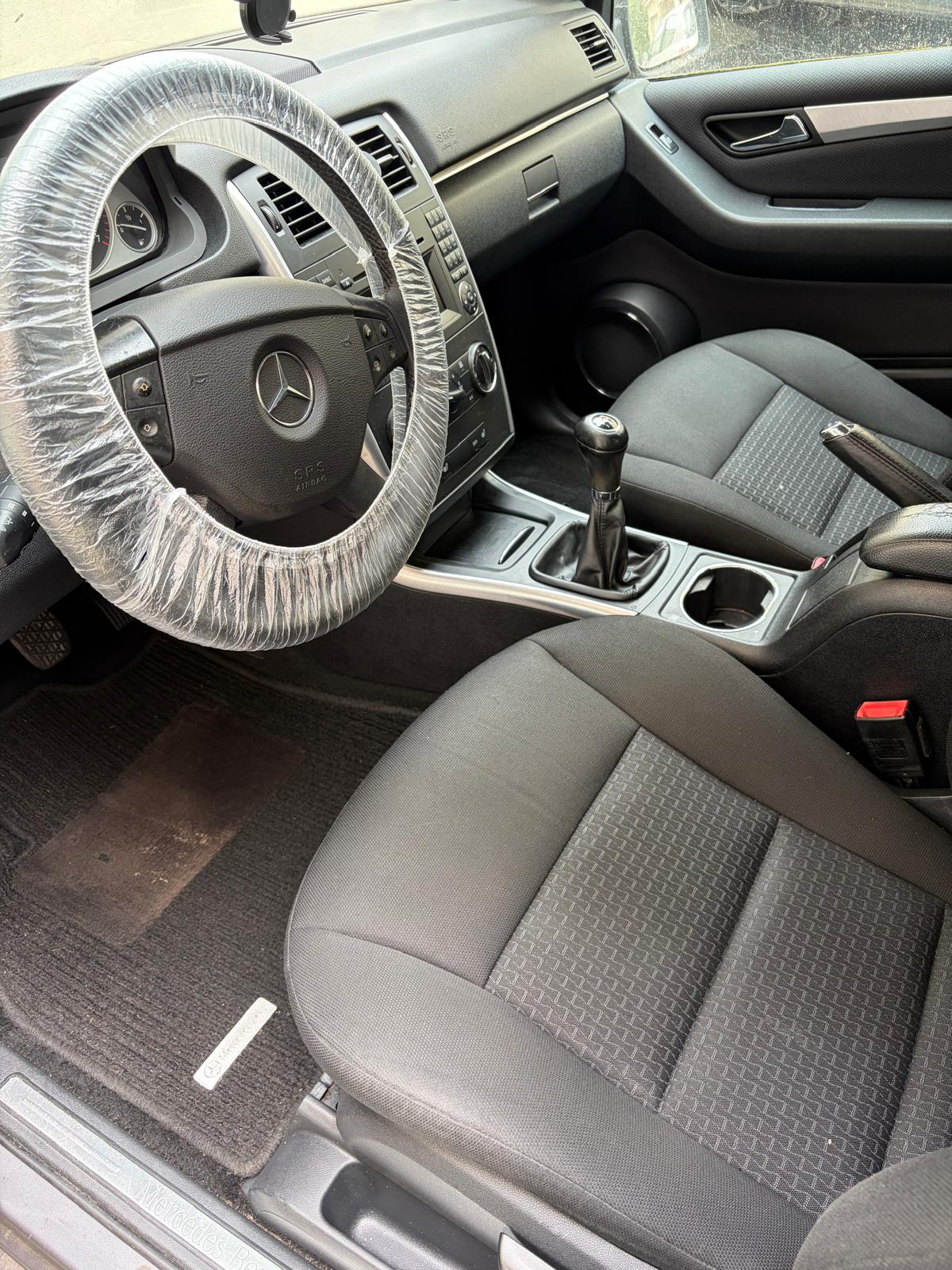 Habitacle Mercedes entretenu avec protection volant